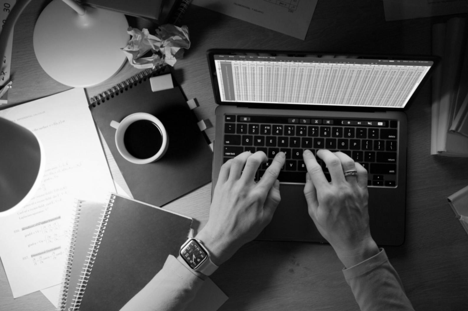 Espace de travail organisé avec gestion financière